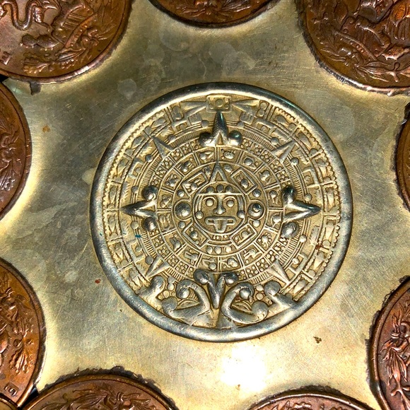 Vtg Aztec Mayan Calendar Ashtray with Centavos 1966, 1967 and 1970 coins - Picture 2 of 7
